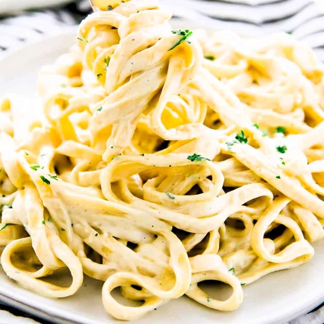 Senior Alfredo & Garlic Bread.
